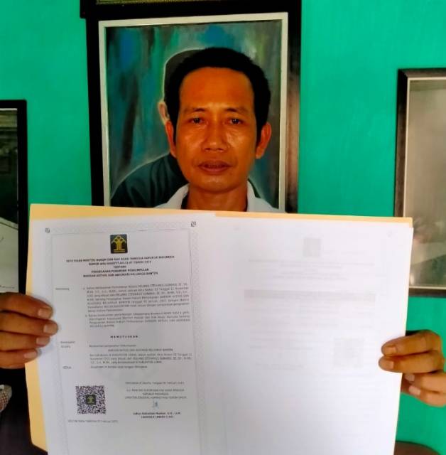 Photo : Eli Sahroni Saat Menunjukan Akte Kemenkumham Barisan Aktivis Dan Advokasi Keluarga Banten (BADAK BANTEN PERJUANGAN) beberapa waktu lalu dikediamannya di wilayah cikulur,(Doc pribadi)