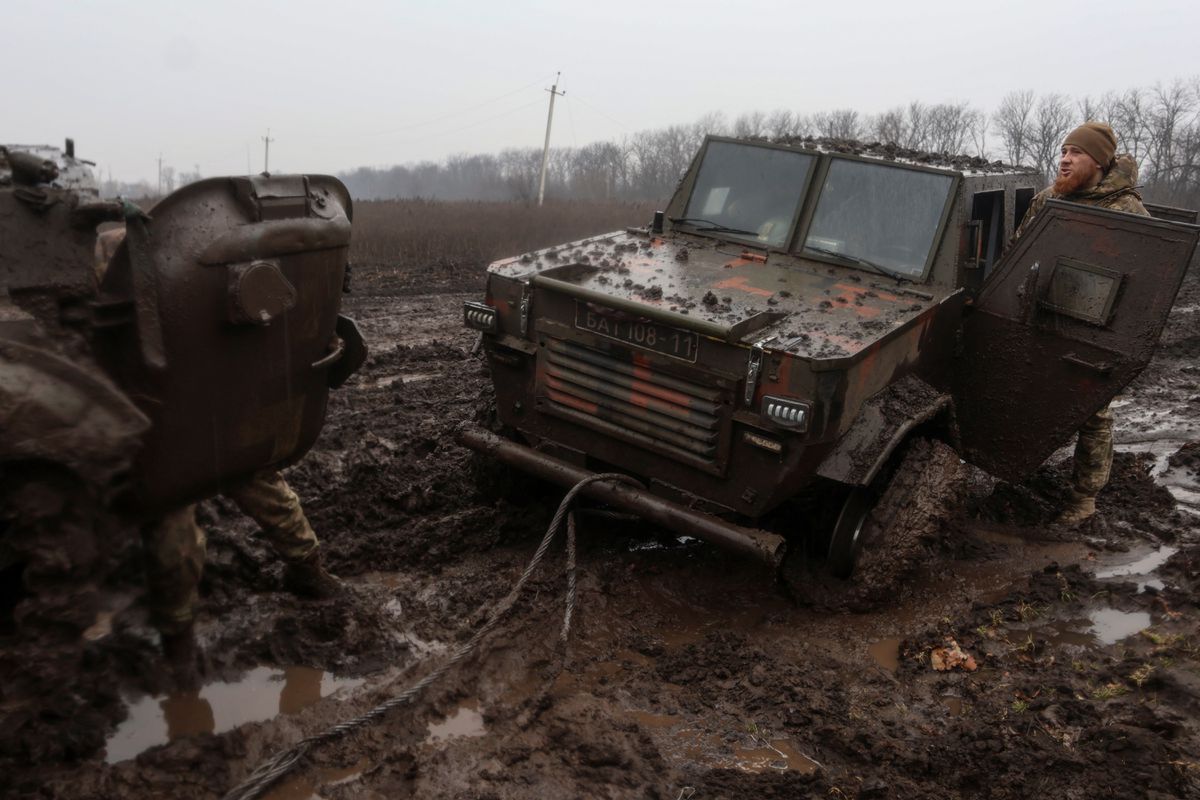 Anggota dinas Ukraina terlihat di samping sebuah kendaraan tempur infanteri di dekat kota garis depan Bakhmut, di tengah serangan Rusia terhadap Ukraina, di wilayah Donetsk, Ukraina 25 Februari 2023. Dok : REUTERS/Yan Dobronosov) 
