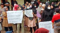 Desak Kades Mundur Dari Jabatan,Warga Cigoong Utara Kepung Kantor Desa
