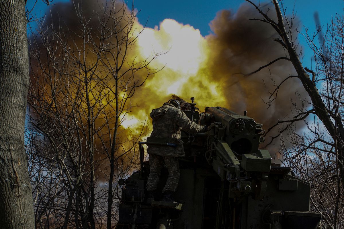 Prajurit Ukraina menembakkan howitzer self-propelled 2S5 Giatsint-S ke arah pasukan Rusia di luar kota garis depan Bakhmut, di tengah serangan Rusia terhadap Ukraina, di wilayah Donetsk, Ukraina 5 Maret 2023. Dok : REUTERS/Anna Kudriavtseva)