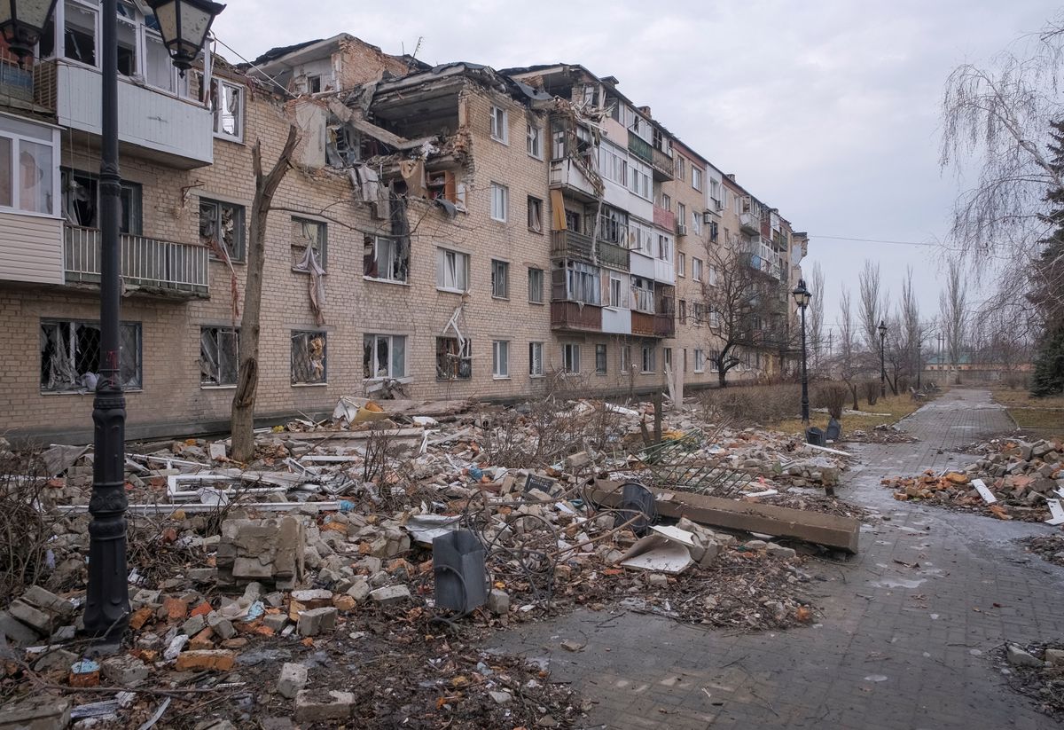 Serangan militer Rusia, di tengah serangan mereka ke Ukraina, di kota garis depan Bakhmut, di wilayah Donetsk, gedung gedung hancur, Ukraina 27 Februari 2023. Dok : REUTERS/Alex Babenko)