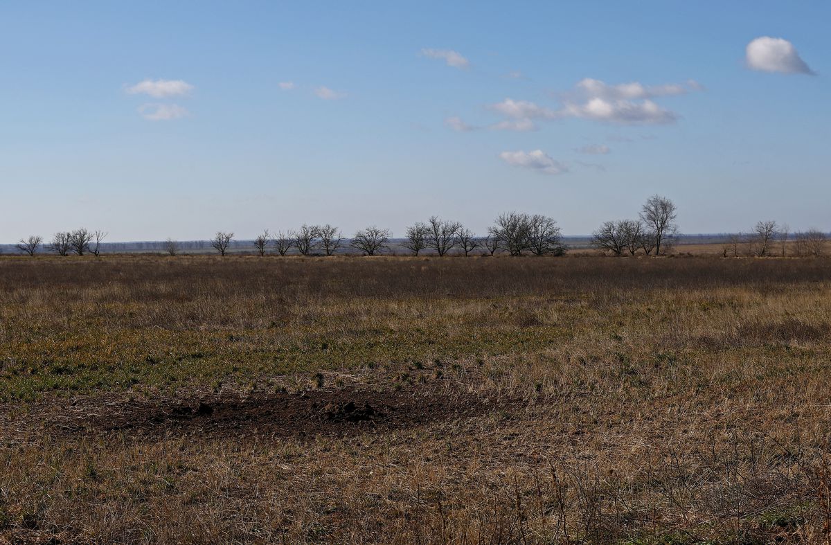 Pemandangan depresi akibat penembakan di ladang petani biji-bijian Andrii Povod yang telah rusak akibat penembakan dan parit, di tengah invasi Rusia ke Ukraina, di Bilozerka, wilayah Kherson, Ukraina, 20 Februari 2023. Dok : REUTERS/Lisi Niesner)