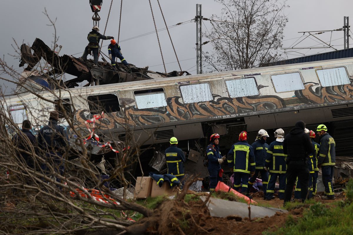 Tim penyelamat beroperasi di lokasi kecelakaan, di mana dua kereta bertabrakan, dekat kota Larissa, Yunani, 1 Maret 2023. Dok : REUTERS/Alexandros Avramidis)