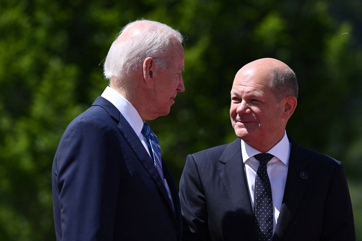 Presiden AS Joe Biden disambut oleh Kanselir Jerman Olaf Scholz saat ia tiba untuk memulai KTT G7 di Kastil Elmau, dekat Garmisch-Partenkirchen, Jerman 26 Juni 2022. Dok : Brendan Smialowski/Pool via REUTERS)