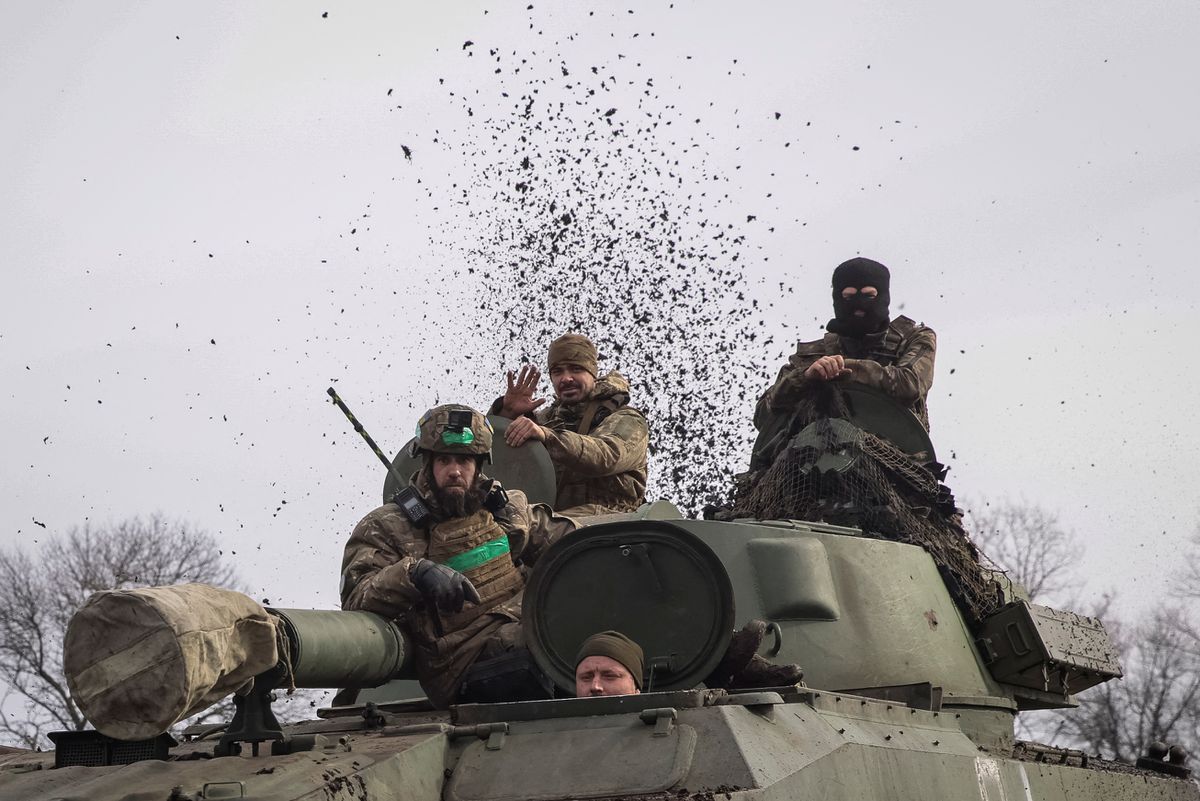 Prajurit Ukraina mengendarai howitzer self-propelled, saat serangan Rusia ke Ukraina berlanjut, di dekat kota garis depan Bakhmut, Ukraina 27 Februari 2023. Dok : REUTERS/Yevhen Titov)