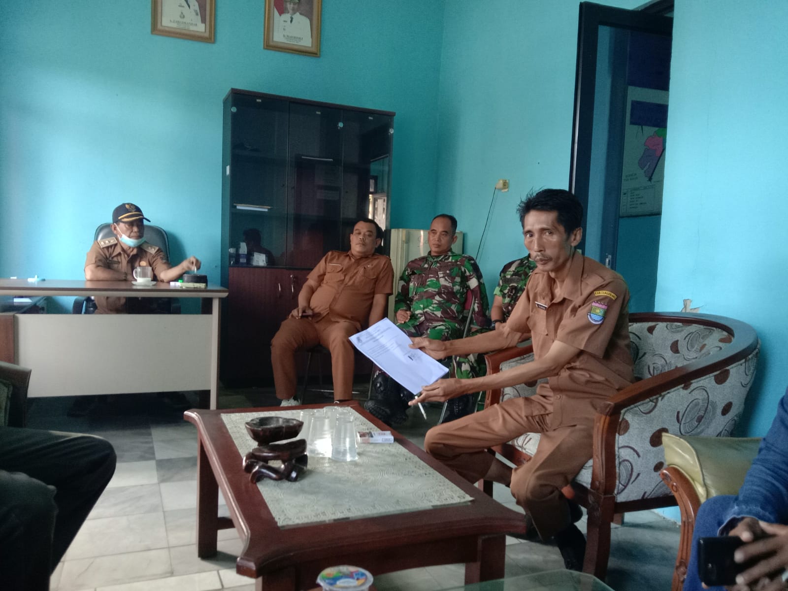 photo : Sekretaris Desa Sukanegara M. Suryadi, Menerima Berkas Petisi Penolakan 59 Warga Terhadap Pejabat RT (06/03)