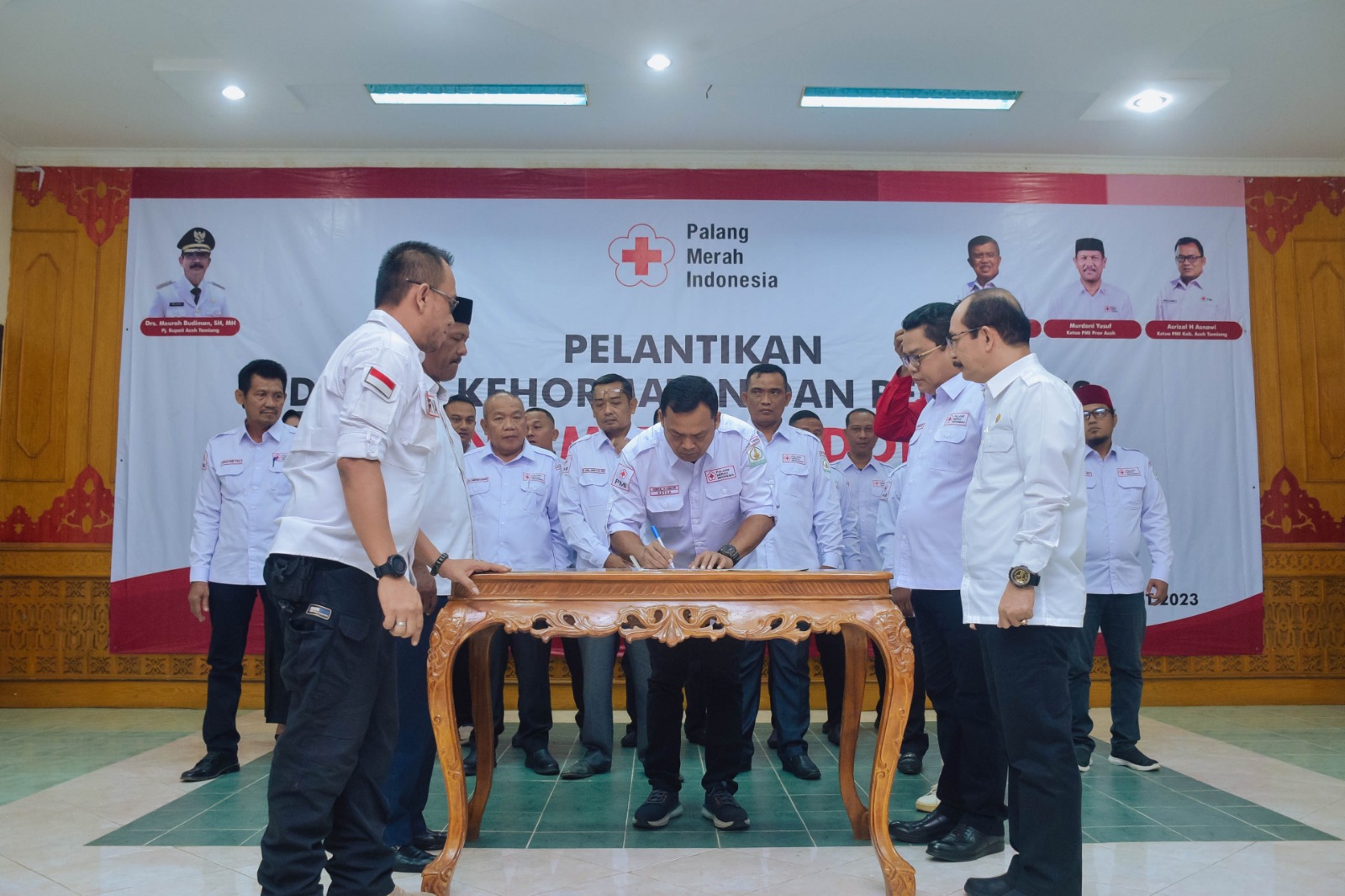 Pj. Bupati Aceh Tamiang, Dr. Drs. Meurah Budiman, SH, MH menyaksikan pengukuhan dan pengambilan sumpah Dewan Kehormatan PMI Aceh Tamiang periode 2023-2028 oleh Ketua Pengurus PMI Aceh, Murdani Yusuf.