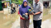 Kepala desa Buniayu.bagikan  Bantuan Sembako dan Pengobatan Gratis Kepada 40 KK warga Kampung Mekarsari Yang Terdampak Banjir.