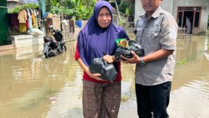 Kepala desa Buniayu.bagikan  Bantuan Sembako dan Pengobatan Gratis Kepada 40 KK warga Kampung Mekarsari Yang Terdampak Banjir.