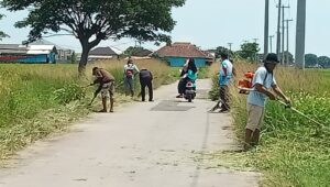 Menjelang bulan puasa Ramadhan Pemdes desa waliwis Giat gotong royong bersih” Rumput Di jalan waliwis , kecamatan mekar baru