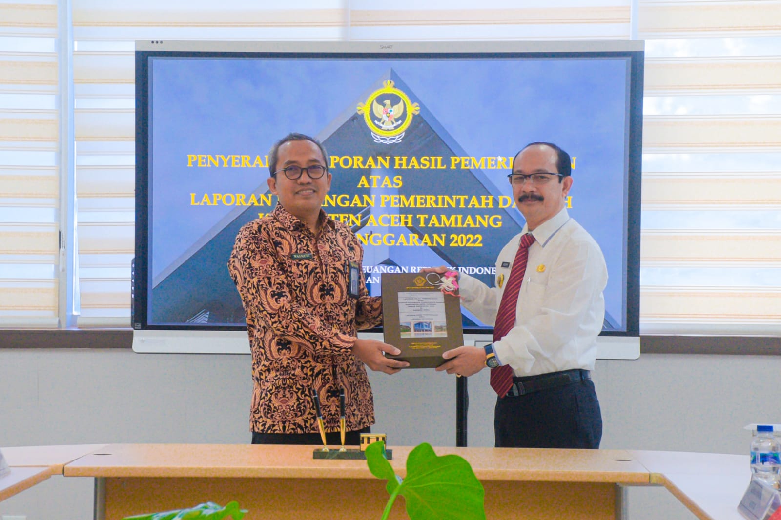 Pj. Bupati Aceh Tamiang Dr. Drs. Meurah Budiman, SH MH, saat menerima Laporan Hasil Pemeriksaan dan penyampaian opini “Wajar Tanpa Pengecualian” (WTP) terhadap LKPD Kabupaten Aceh Tamiang tahun 2022 yang diserahkan oleh Kepala Perwakilan BPK Aceh, Masmudi S.E., M.Si., Ak. CA., CSFA, Kamis (9/3/2023), di Kantor BPK setempat, Banda Aceh.