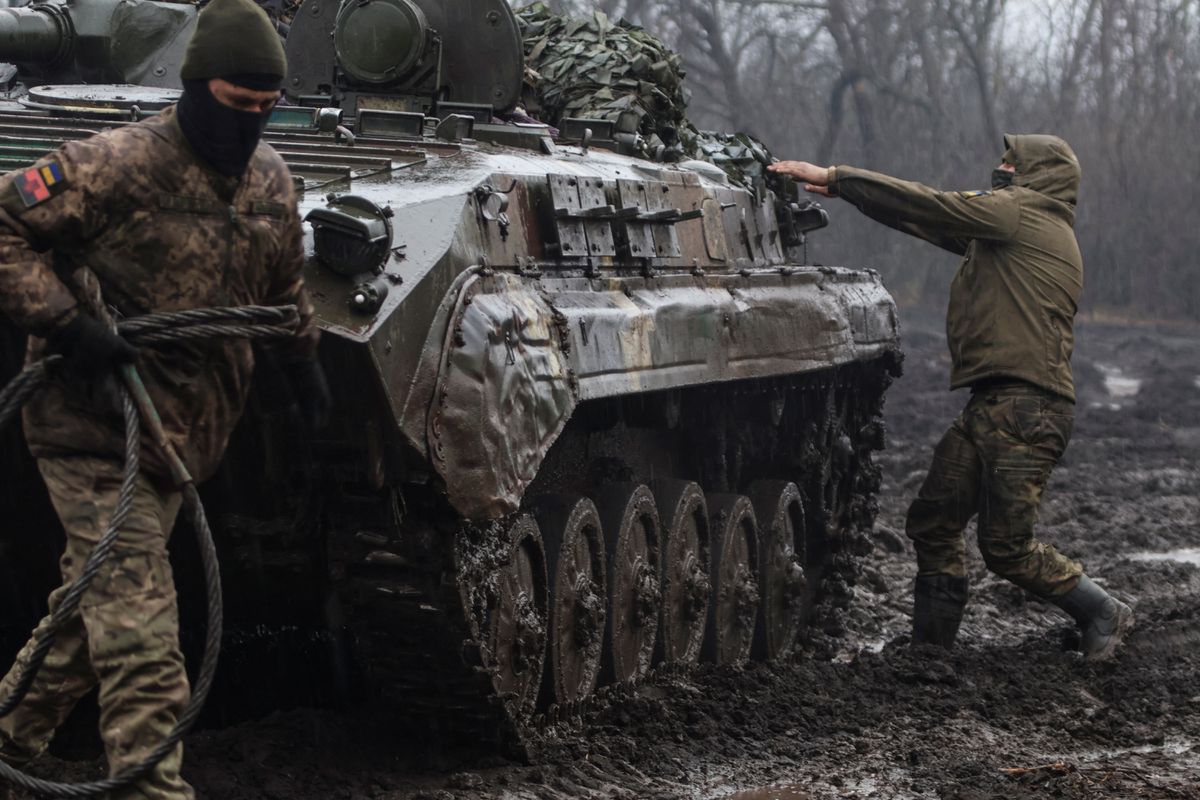 Anggota dinas Ukraina terlihat di samping sebuah kendaraan tempur infanteri di dekat kota garis depan Bakhmut, di tengah serangan Rusia terhadap Ukraina, di wilayah Donetsk, Ukraina 25 Februari 2023. Dok : REUTERS/Yan Dobronosov)