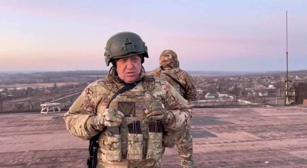 Yevgeny Prigozhin, pendiri pasukan tentara bayaran Wagner Rusia, berbicara di Paraskoviivka, Ukraina dalam gambar diam dari video tak bertanggal yang dirilis pada 3 Maret 2023. Dok : Concord Press Service/via REUTERS)