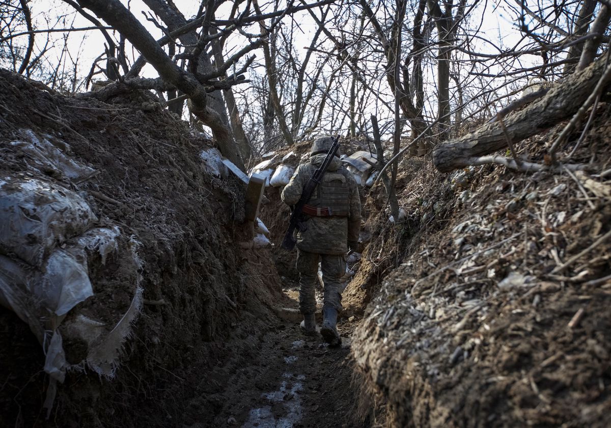 Seorang anggota militer Ukraina terlihat di parit pada posisi di luar kota garis depan Horlivka, di tengah serangan Rusia terhadap Ukraina, di wilayah Donetsk, Ukraina 3 Maret 2023. Dok : REUTERS/Anna Kudriavtseva)