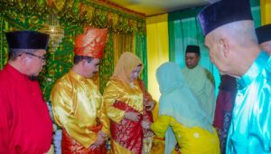 Pj Bupati Meurah & Istri Ditabalkan Gelar Kehormatan Oleh Mabmeta