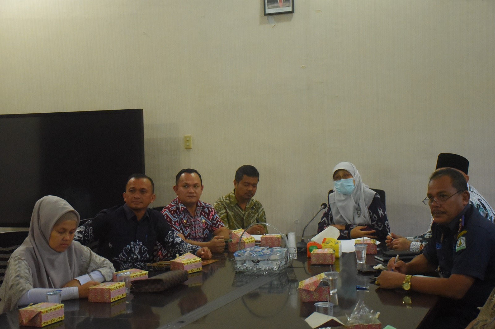 Asisten Ekonomi dan Pembangunan Setdakab, dr. Catur Haryati, MARS didampingi sejumlah Kepala & perwakilan SKPK mengikuti Rakor Pengendalian Inflasi daerah secara Virtual yang di laksanakan oleh Pemerintah Aceh, Kamis (16/2/2023).