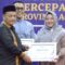 Kabid PPKP pada Dinas PMKPPKB Aceh Tamiang, Syarifah Hariyani menerima penghargaan dari Kepala Perwakilan BKKBN Aceh, Sahidal Kastri. Dok. Prokopim 2023)