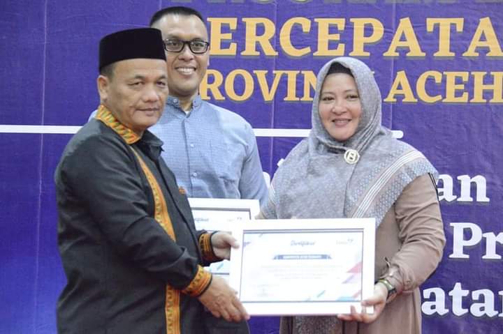 Kabid PPKP pada Dinas PMKPPKB Aceh Tamiang, Syarifah Hariyani menerima penghargaan dari Kepala Perwakilan BKKBN Aceh, Sahidal Kastri. Dok. Prokopim 2023)