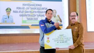 Pj Bupati Meurah Serahkan Bonus Atlit Peraih Mendali Pora ke- XIV