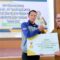 Pj. Bupati Aceh Tamiang, Dr. Drs. Meurah Budiman, SH, MH menyerahkan bonus kepada peraih medali emas pada cabang olahraga KODRAT.