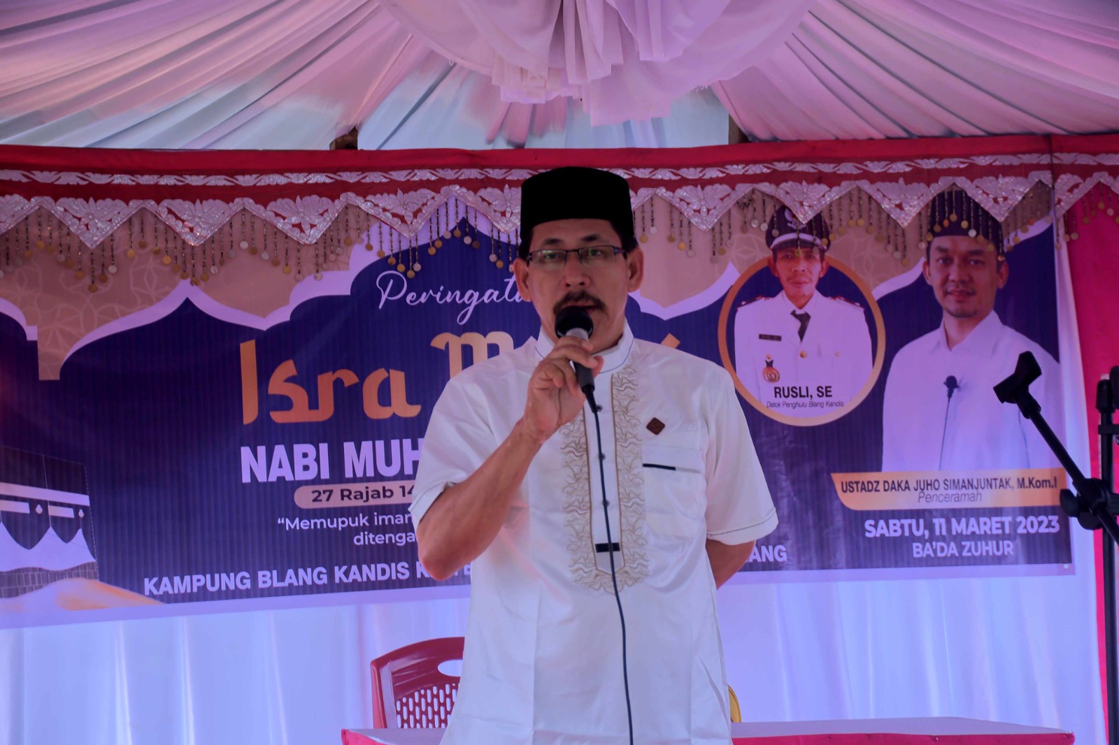 Mewakili Pj. Bupati Aceh Tamiang, Staf Ahli Bupati Drs. Maddiah, M.Pd memberikan arahan dan sambutan pada peringatan Isra' Mi'raj di Kampung Blang Kandis, Bandar Pusaka.