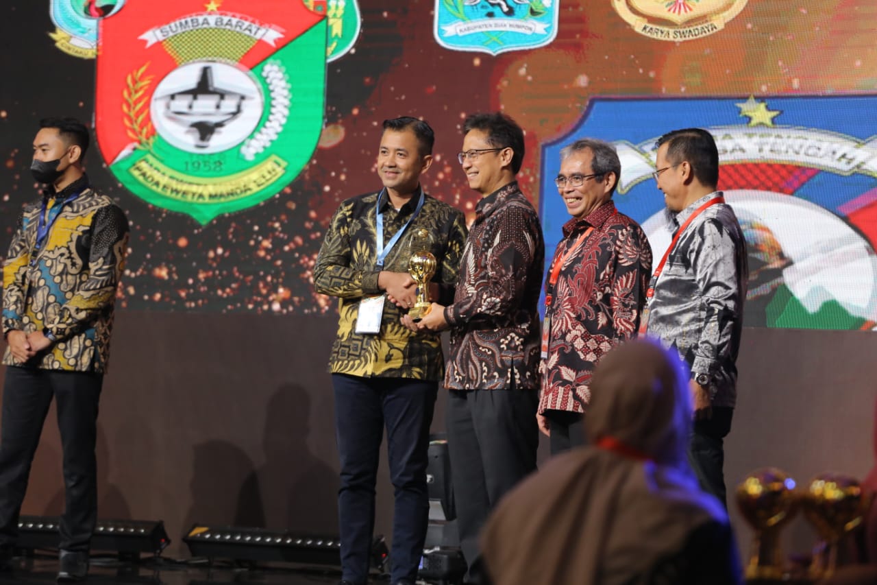 Kepala Dinas Kesehatan, dr. Mustakim, M.Kes, Sp.DLP mewakili Pj. Bupati saat menerima piagam penghargaan dari wakil Presiden RI yang diserahkan oleh Menteri Kesehatan, Budi Gunadi Sadikin. Dok : Prokopim 2023)