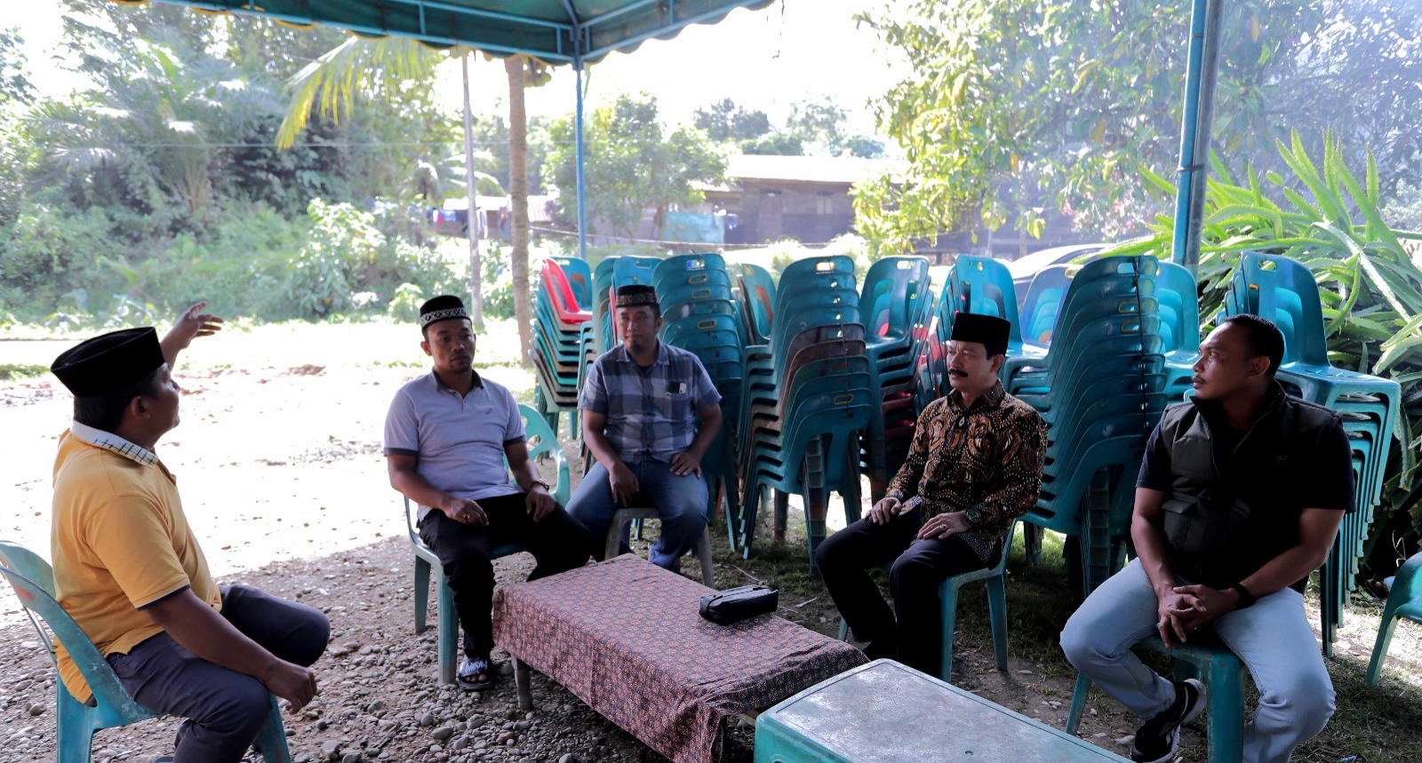 Pj. Bupati Aceh Tamiang, Drs. Meurah Budiman, SH, MH, bersama Kadis LH, Syurya Luthfi, S.STP, Camat Bandar Pusaka, Cakra Agie Winapati, S.STP, M.Ec.Dev., dan Datok Penghulu setempat bertakziah ke rumah duka.