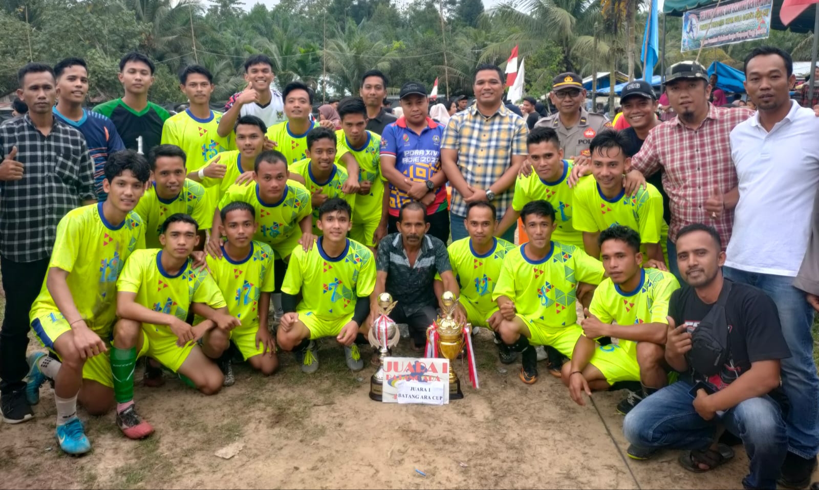 Mewakili Pj. Bupati Aceh Tamiang, Muhammad Farij berfoto bersama Klub Sepak Bola Kampung Batang Ara.