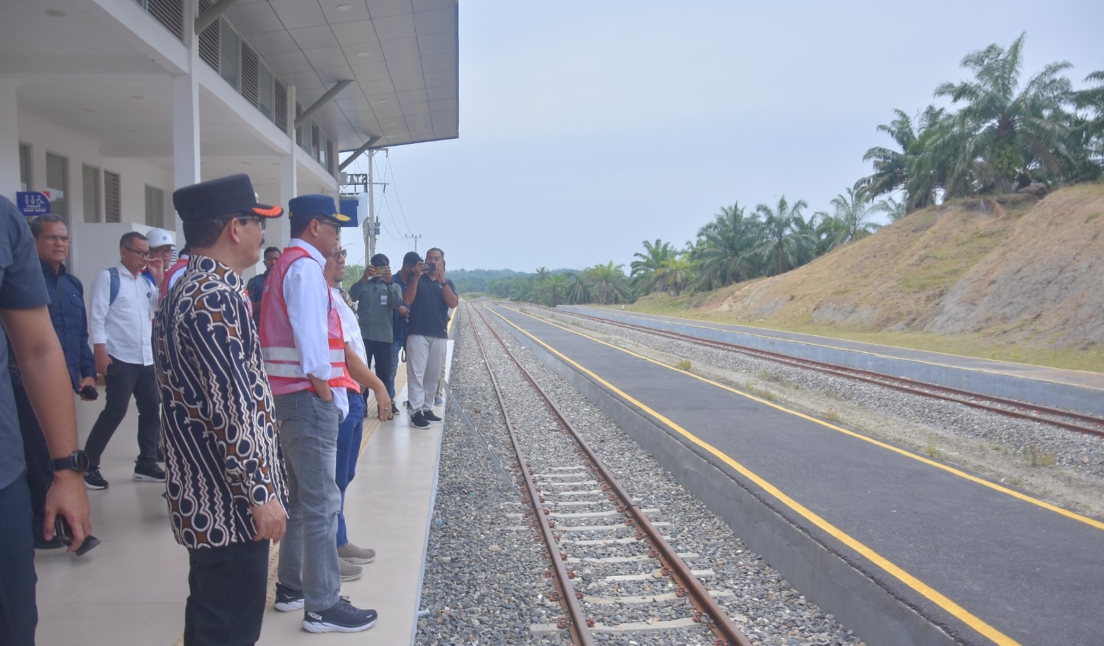 Pj. Bupati Aceh Tamiang Meurah Budiman mendapingi Menteri Perhubungan RI, Dr. Ir. Budi Karya Sumadi saat meninjau pembangunan kereta Api di Stasiun Sungai Liput, Sabtu (1/4/2023).