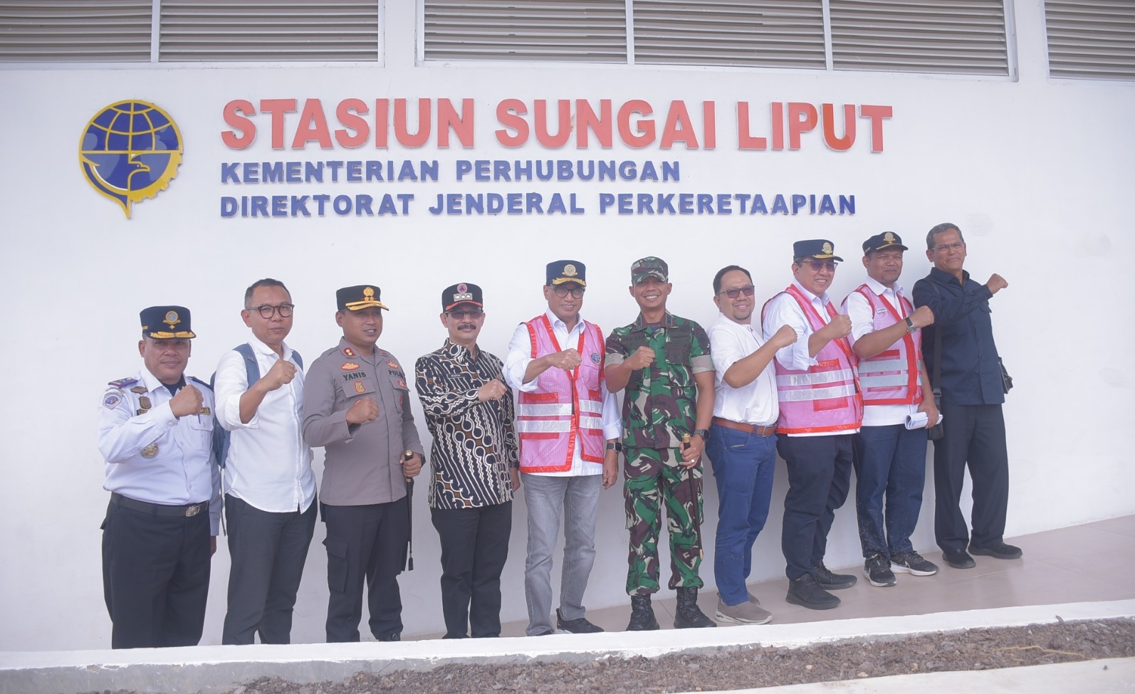 Pj. Bupati Aceh Tamiang, Dr. Drs. Meurah Budiman dan unsur Forkopimda berpoto bersama dengan Menteri Perhubungan RI, Dr. Ir. Budi Karya Sumadi.