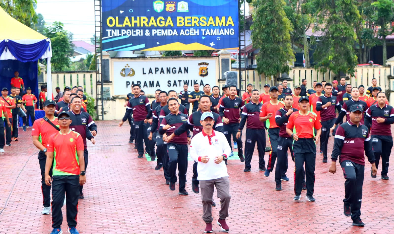 Pj. Bupati Aceh Tamiang, Dr. Drs. Meurah Budiman, SH, MH diantara Dandim 0117/Aceh Tamiang dan Kapolres Aceh Tamiang mengikuti senam bersama Forkopimda dan staf TNI/Polri.