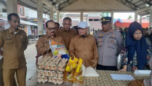 Pj Bupati Meurah Tinjau Gelar Pangan Murah di Sungai Iyu