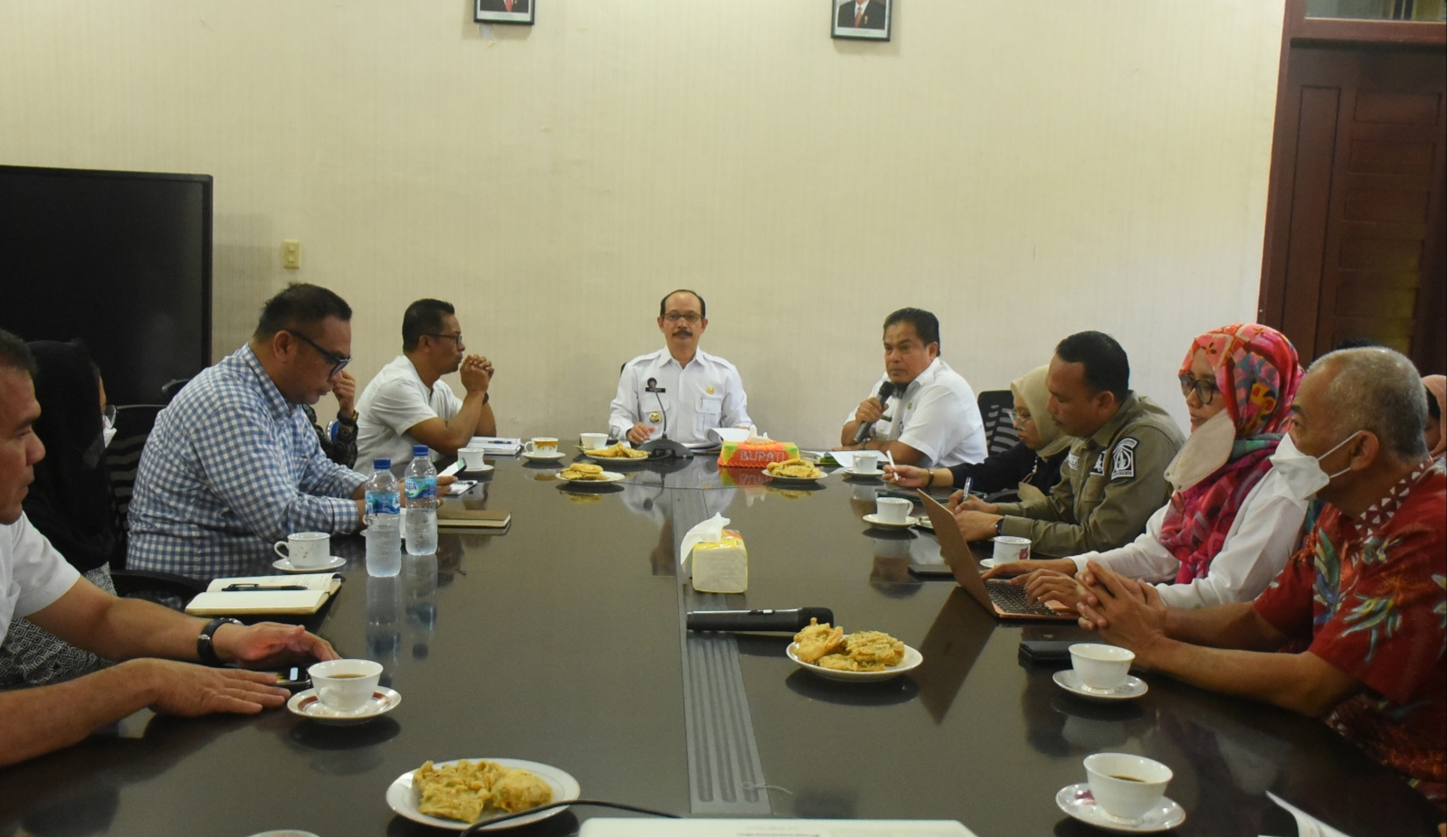 Pj. Bupati Aceh Tamiang, Dr. Drs. Meurah Budiman, SH, MH, bersama Kepala OPD terkait saat mendengarkan pemaparan program kerja para stakeholders yang beraktivitas di Aceh Tamiang.