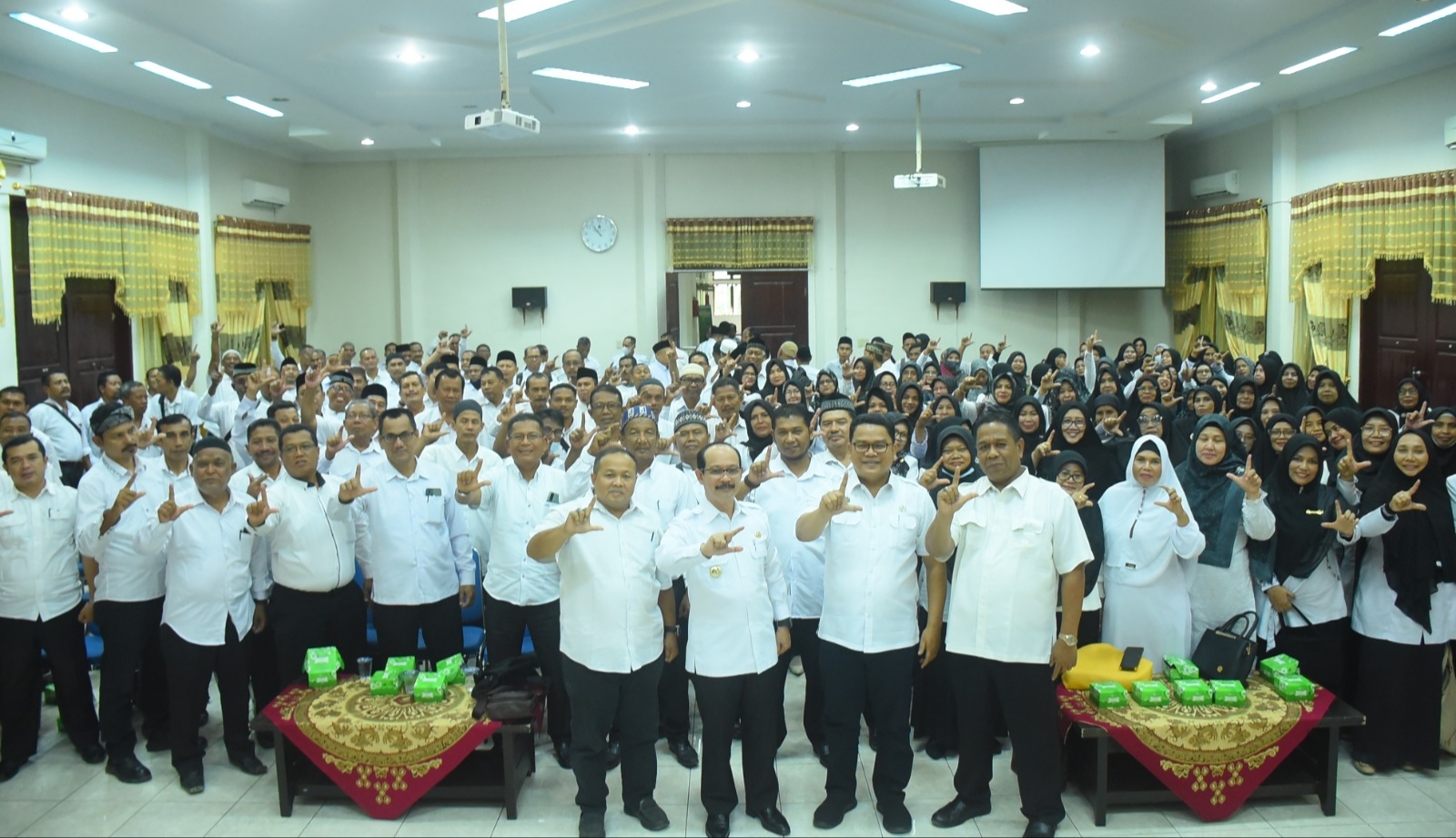 Pj. Bupati Aceh Tamiang, Dr. Drs. Meurah Budiman, SH, MH, bersama Staf Ahli Drs. Sepriyanto, Kepala Dinas Pendidikan dan Kebudayaan, Drs. Abdul Muthalib, berfoto bersama seluruh Kepala Sekolah SD & SMP dalam wilayah Kabupaten Aceh Tamiang.