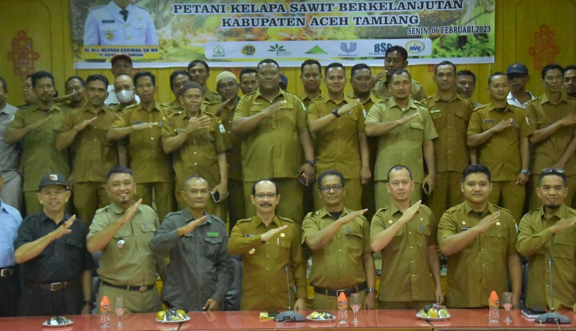 Pj. Bupati Aceh Tamiang, Dr. Drs. Meruah Budiman, SH, MH, berfoto bersama peserta sosialisasi.