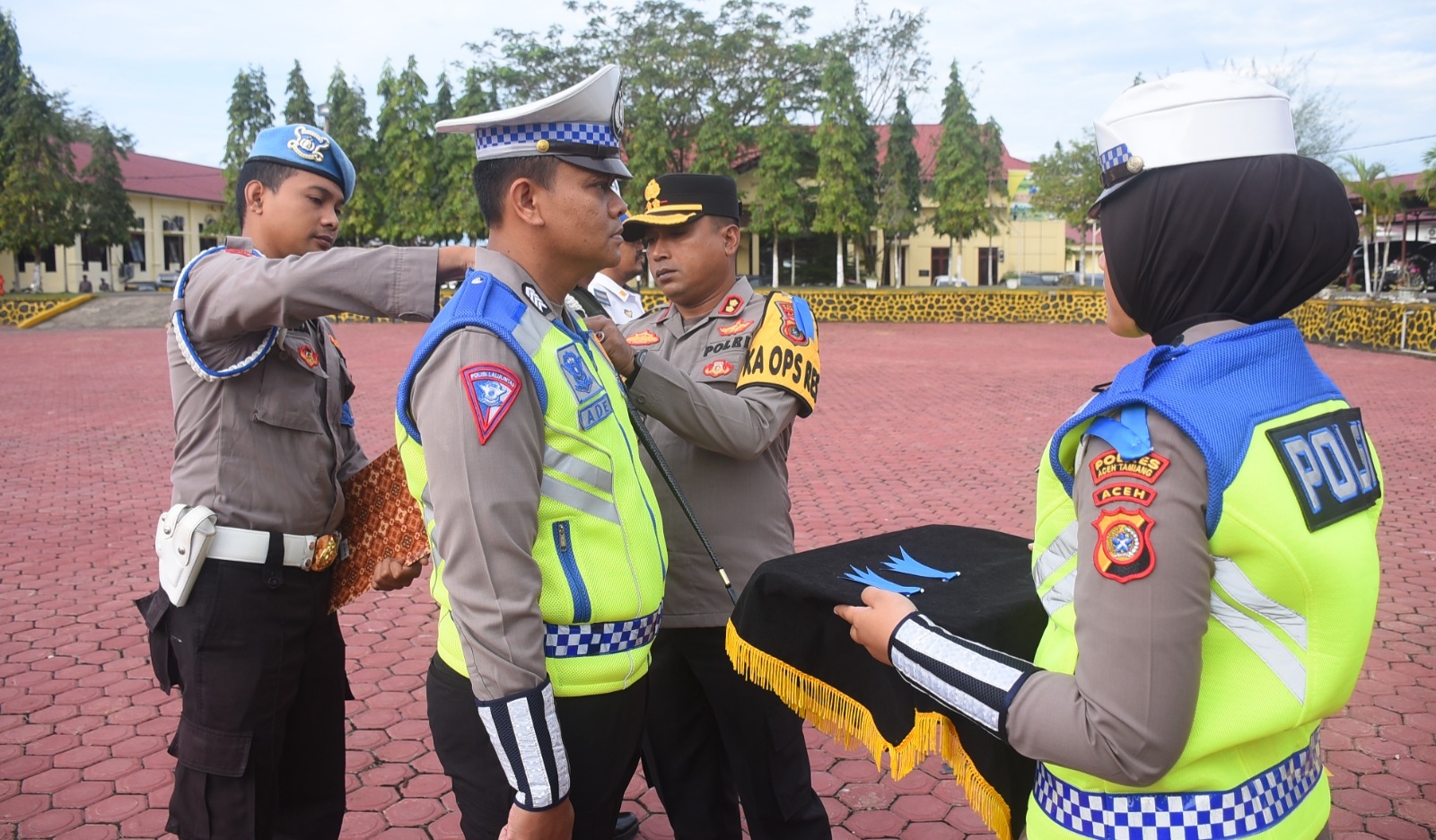 Penyematan Pin tanda dimulainya operasi Keselamatan Seulawah 2023 oleh Kapolres Aceh Tamiang, AKBP M. Yanis.