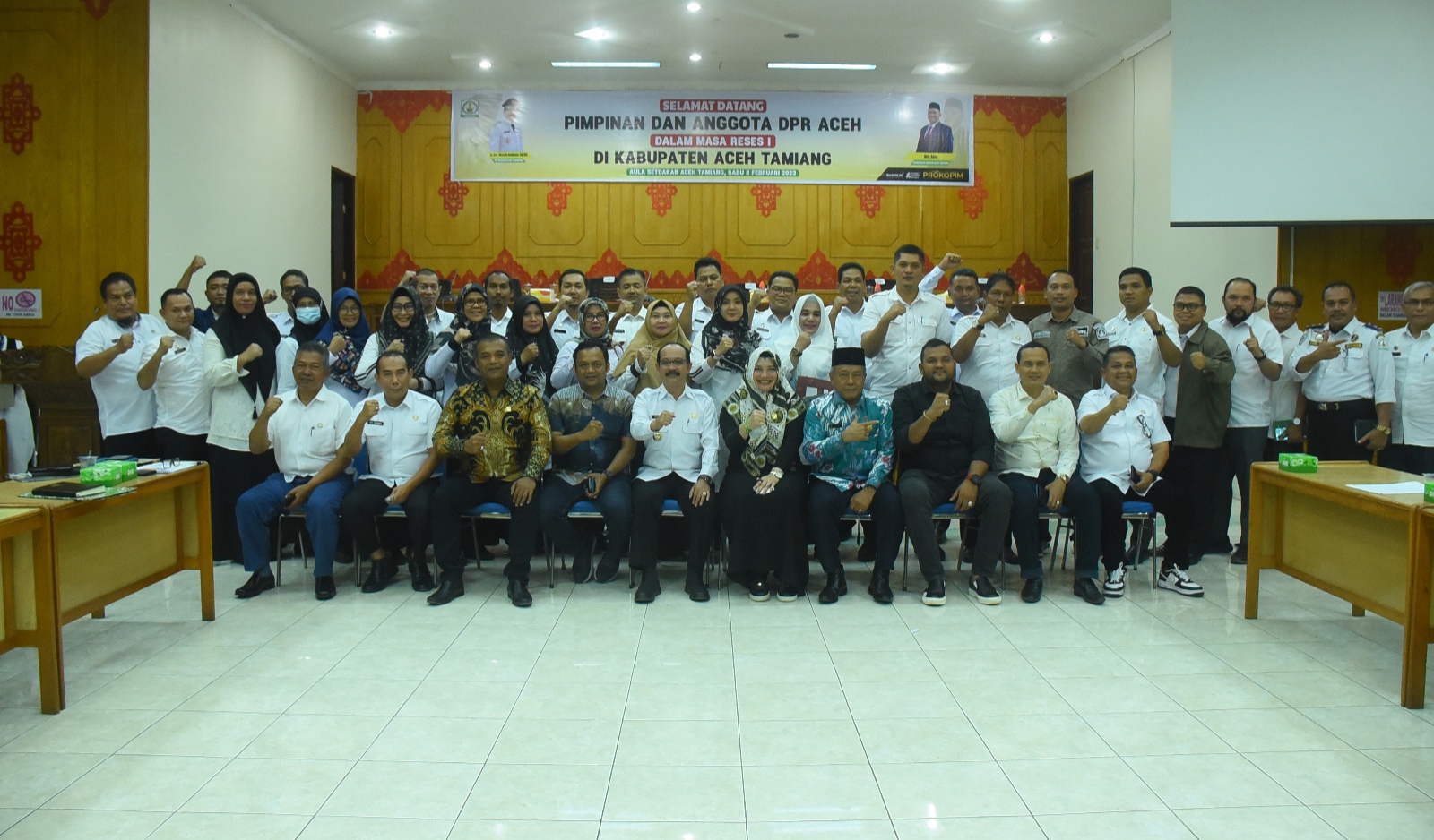 Pj. Bupati Aceh Tamiang, Dr. Drs. Meurah Budiman, SH, MH, berpose bersama Anggota DPRA dan seluruh Kepala SKPK dalam forum silaturahmi dan diskusi yang turut diikuti pimpinan dan Anggota DPRK dalam masa Reses I Anggota DPRA Tahun Anggaran 2023, Rabu (8/2/2023) di Aula Setdakab setempat.