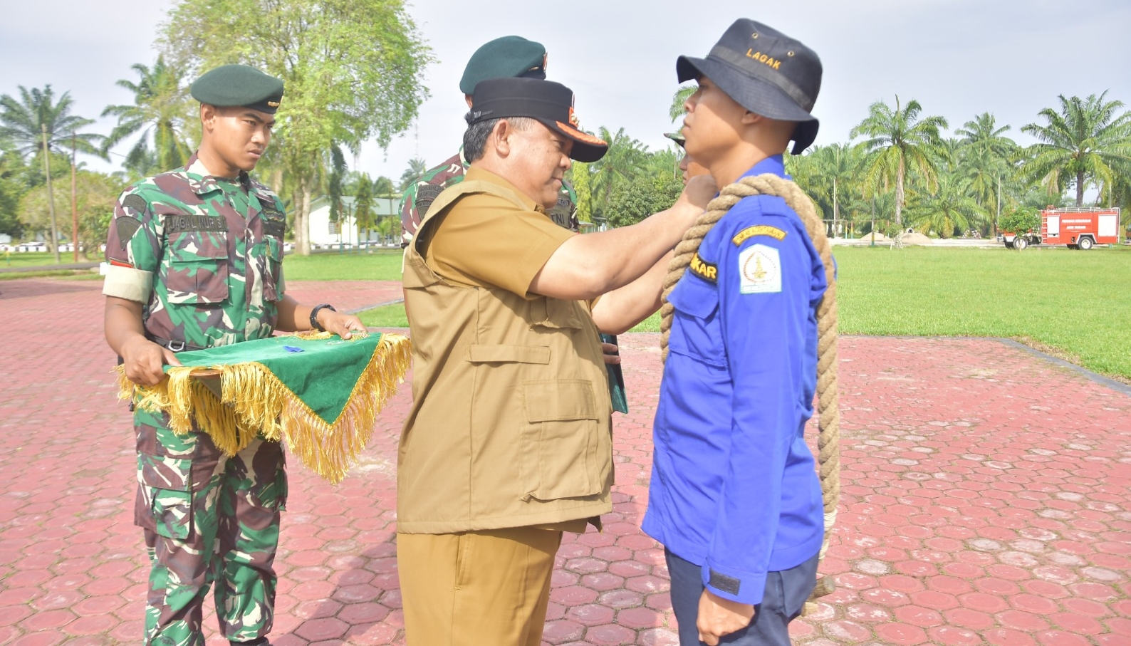 Penyematan tanda peserta Diklat oleh Sekretaris Daerah, Drs. Asra selaku Inspektur Upacara pembukaan. [Dpk. Prokopim 2023]