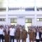 Kepala Dinas Kominfosa, Bastian (tengah) bersama Sekretaris Disdikbud dan para guru peserta pelatihan. [Dok. Prokopim 2023]