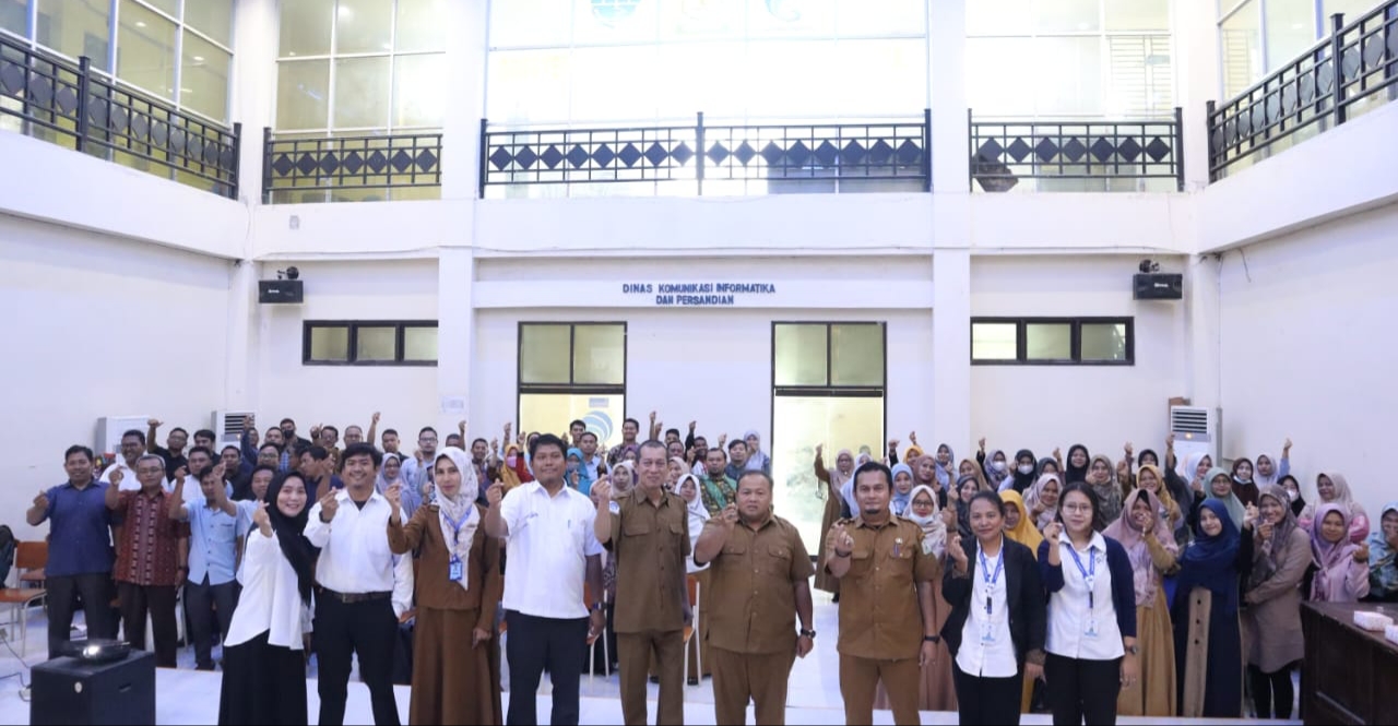 Kepala Dinas Kominfosa, Bastian (tengah) bersama Sekretaris Disdikbud dan para guru peserta pelatihan. [Dok. Prokopim 2023]
