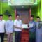 Asisten Pemerintahan, Keistimewaan Aceh & Kesejahteraan Rakyat, Muslizar saat menyerahkan bantuan Baitul Mal untuk BKM Baitul Rahman, di Kampung Rimba Sawang Tenggulun. Dok : Prokopim/SWARA45.COM)