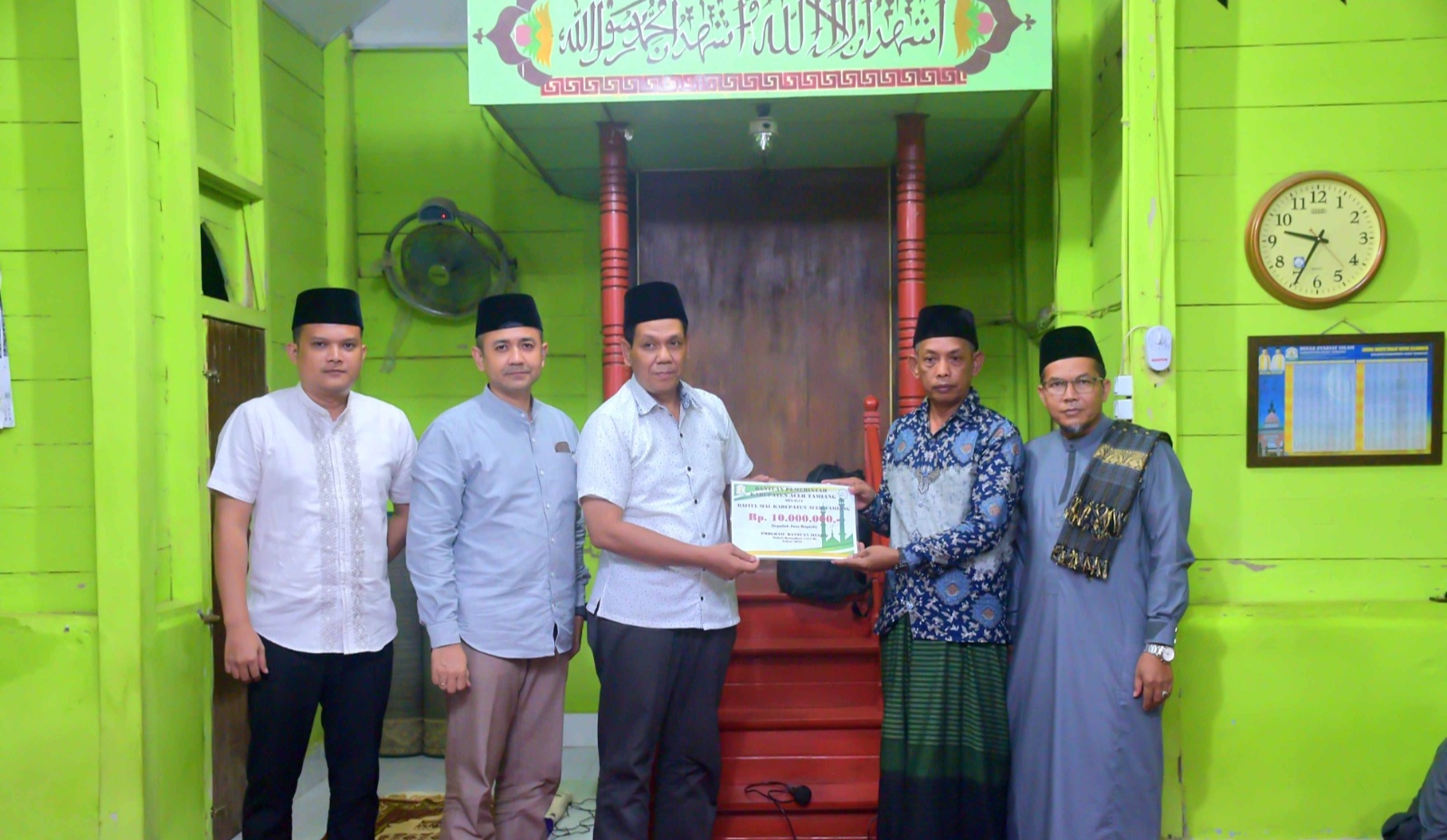 Asisten Pemerintahan, Keistimewaan Aceh & Kesejahteraan Rakyat, Muslizar saat menyerahkan bantuan Baitul Mal untuk BKM Baitul Rahman, di Kampung Rimba Sawang Tenggulun. Dok : Prokopim/SWARA45.COM)