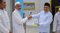 Sakda Aceh Tamiang Serahkan Bantuan dari Baitul Mal Kepada BKM Mesjid Baiturrahman Saat Safari Ramadhan
