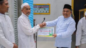 Sakda Aceh Tamiang Serahkan Bantuan dari Baitul Mal Kepada BKM Mesjid Baiturrahman Saat Safari Ramadhan