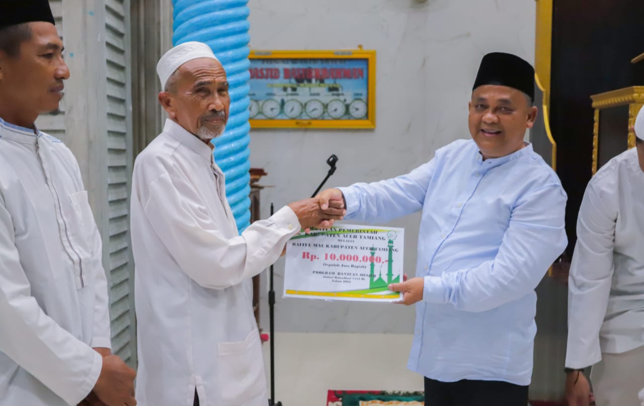 Sekda Aceh Tamiang. Drs. Asra menyerahkan bantuan Baitul Mal untuk BKM Baiturrahman di Kampung Marlempang, Bendahara. Dok. Prokopim)