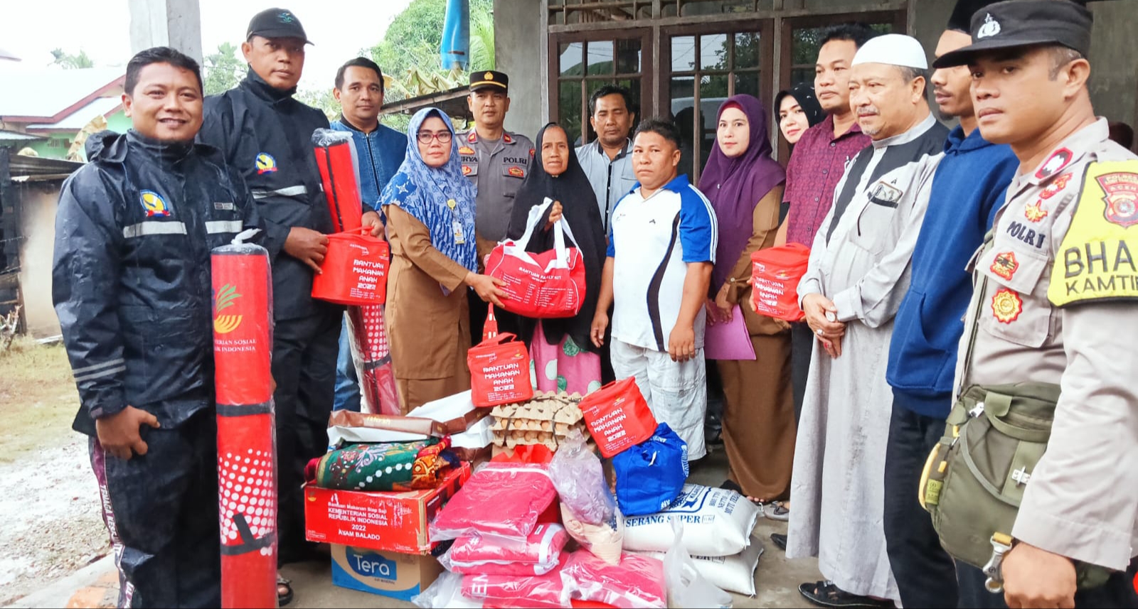 Dinas Sosial Aceh Tamiang menyerahkan bantuan kepada Safiah, korban kebakaran. Dok : Prokopim/SWARA45.COM)
