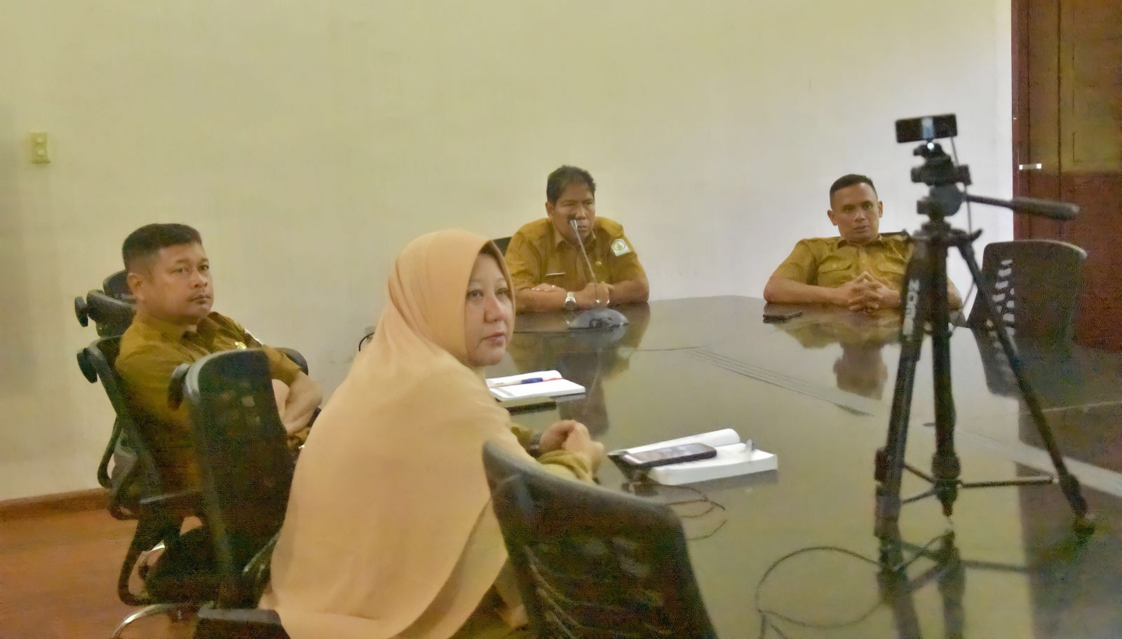 Kepala DPMKPPKB dan Para Kabid sedang mengikuti vidcon refleksi sembilan tahun penerapan UU No. 6 Tahun 2014 dalam penguatan pemerintahan desa di Ruang Rapat Bupati.