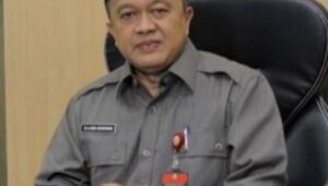 Plt. Bapenda H.Deni Hermawan, meninjau layanan samsat pada Hari pertama menjabat