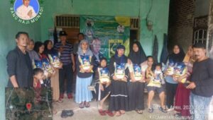 Rutin Berbagi Sembako Di Jumat Berkah, “Relawan Bang Haji Munadi” Berbagi Di Wilayah Kecamatan Gunung Kaler
