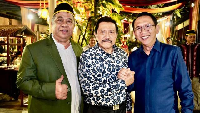 Photo : Tengah Ketum WJI  Bapak.A.M Hendro Priyono, yang ber Peci H.Obing Fachrudin (Sekjen DPP-WJI), yang berkacamata Dani Ramdan (PJ Bupati Bekasi)